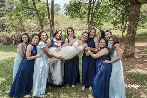 Fotógrafo de Casamento, Rapha Drummond de Belo Horizonte, registra as madrinhas carregando a noiva após o cerimônia.'