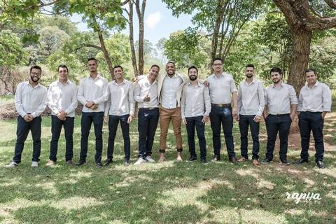 Fotógrafo do Casamento, Rapha Drummond de Belo Horizonte, registra o noivo com os padrinhos.'