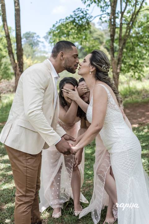 Filhas e noivos em foto divertida registrada pelo fotógrafo de casamentos, Rapha Drummond.'