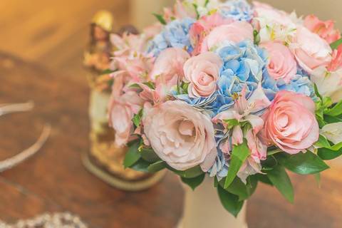 Fotografia do Buquê e acessórios da noiva com foco nas flores, realizado pelo fotógrafo de casamentos em BH, Rapha Drummond.'