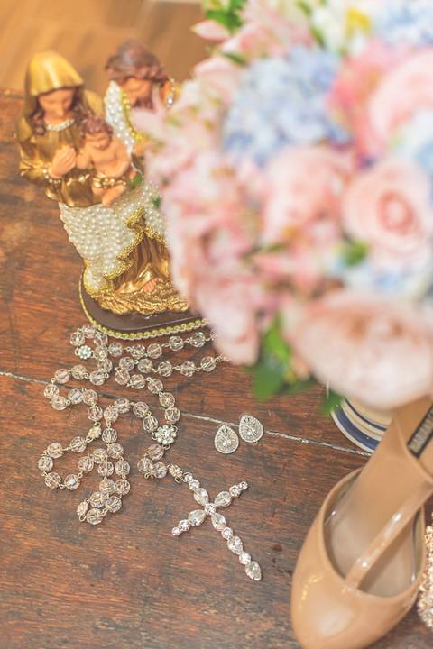 Fotografia do Buquê e acessórios da noiva com foco no terço, realizado pelo fotógrafo de casamentos Rapha Drummond, que é de Belo Horizonte.'