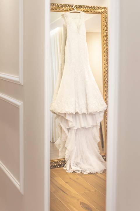 Vestido da noiva em foco na fotografia de casamentos registrado pelo fotógrafo Rapha Drummond.'