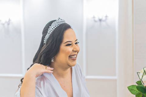 Fotógrafo de Casamentos em BH, Rapha registrou a noiva sorrindo em momento espontâneo, momentos antes do casamento.'