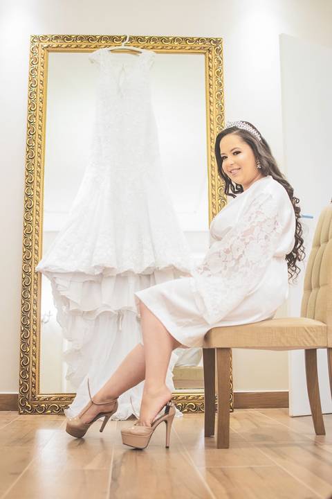 Noiva e vestido registrado em fotografia, pelo fotográfo especialista em casamentos, Rapha Drummond.'