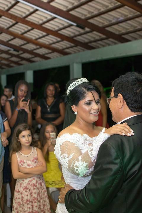 Flávia e Maurício caminhando e sorrindo em um momento super espontâneo pós-cerimônia - Fotografia afetiva BH'