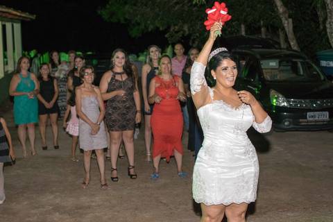 Pista de dança cheia de energia com noivos e convidados se divertindo - Rapha Drummond BH'