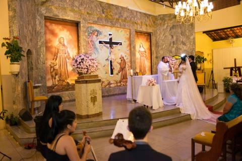 Perspectiva ampla do altar durante o casamento de Flávia e Maurício - Fotografia de casamento em Minas Gerais'