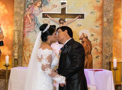 O primeiro beijo de casados de Flávia e Maurício sob a celebração dos padrinhos - Fotógrafo em BH'
