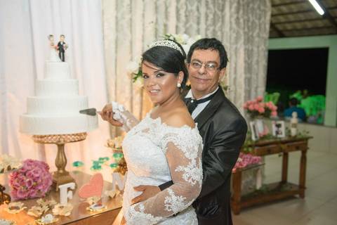 Brinde alegre dos noivos Flávia e Maurício abrindo a recepção do casamento - Cobertura fotográfica BH'
