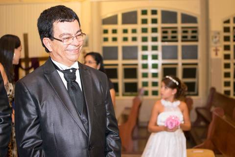 Momento descontraído do noivo Maurício com seus familiares antes da cerimônia - Foto afetiva em BH'