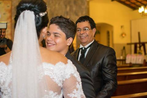 Entrada emocionante da noiva Flávia na igreja sob olhares atentos dos convidados - Casamento em BH'