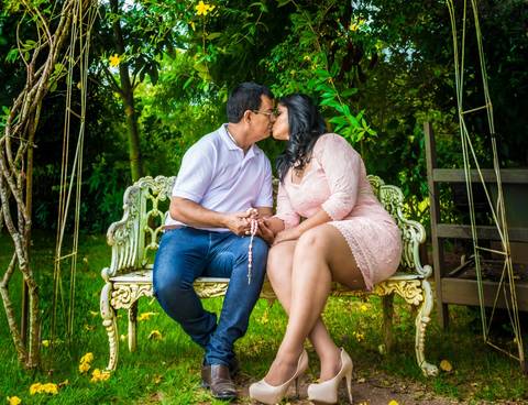 Retrato romântico e leve do casal Flávia e Maurício na luz do fim de tarde - Direção natural BH'
