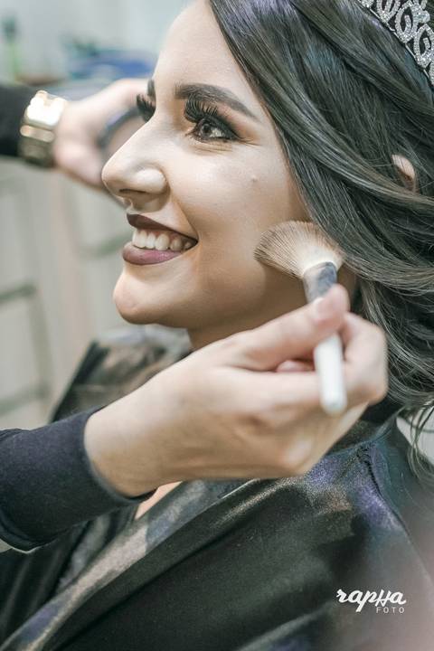 Noiva Bárbara vivendo um momento sereno sob luz suave na preparação'