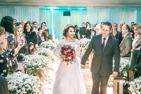 Entrada emocionante da noiva Bárbara a caminho do altar - Registro documental de casamento'