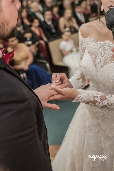 Close poético da troca de alianças das mãos de Bárbara e Iuri - Fotografia de casamento BH'
