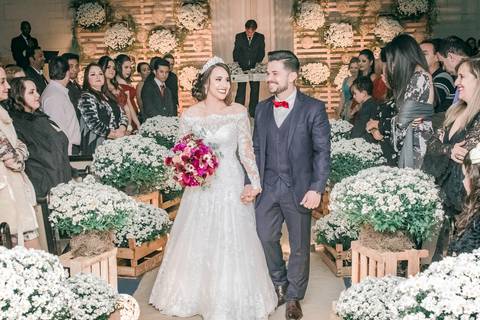 Noivos sorrindo e caminhando juntos em momento de pura conexão - Fotografia de casamento BH'