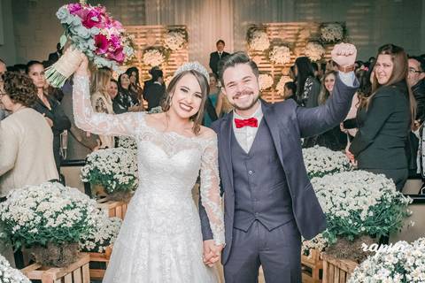 Bárbara e Iuri comemorando a entrada triunfal na recepção do casamento - Fotógrafo em BH'
