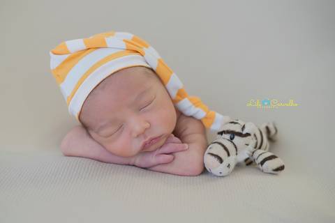 foto com touca amarela maringa bebe dormindo lili carvalho '