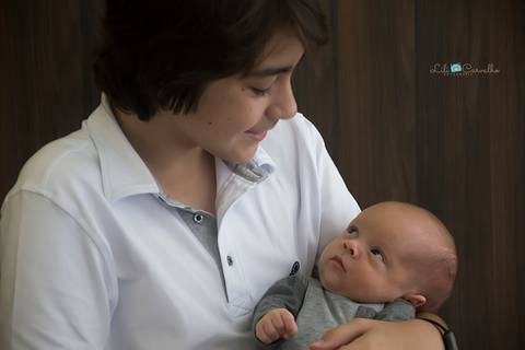 lili carvalho acompanhamento mensal bebe menino boy com irmao blusa branca '