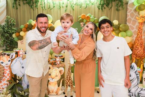 Foto do Lucca com familia
'