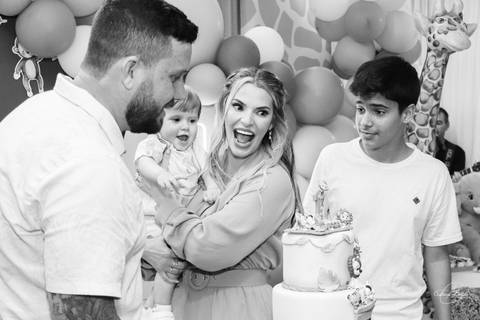 Sorriso em familia aniversário de um aninho do Lucca
'