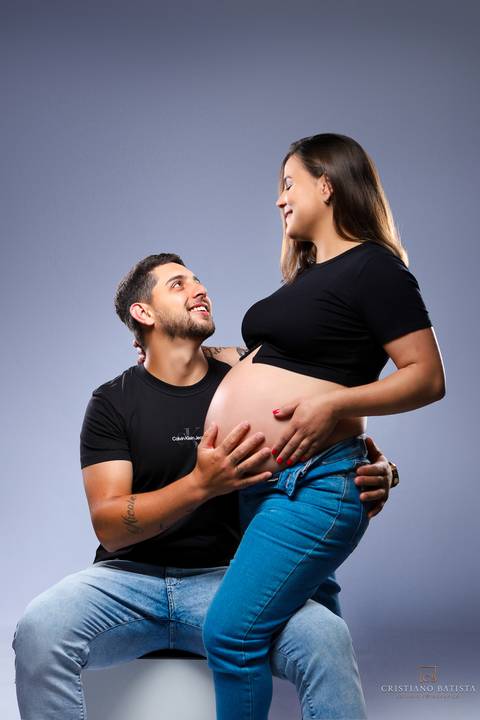 olhar do casal apaixonado ensaio de gestante'