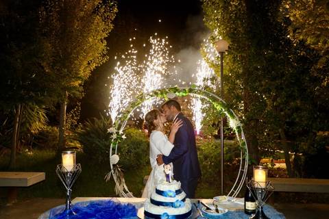 Casamento - partir o bolo -  fogo de artificio - captado pelo fotografo  Antonio Pedrosa'