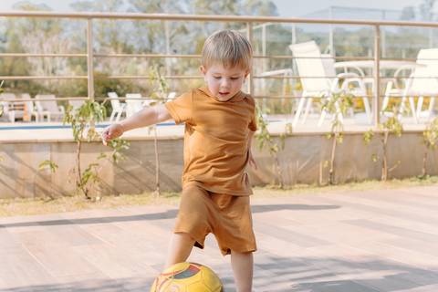 Léo correndo ao ar livre durante o aniversário de 2 anos'