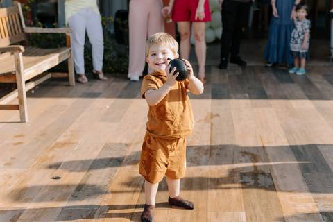Léo brincando com luz natural durante a comemoração'