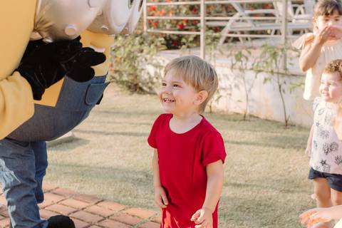 Léo interagindo com os personagens Minions durante sua festa infantil em Mogi das Cruzes'