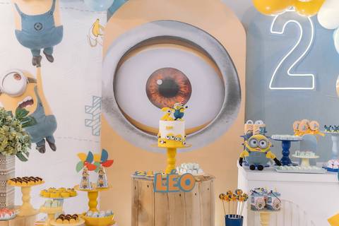 Detalhes da decoração com bonecos dos Minions e número 2 luminoso'