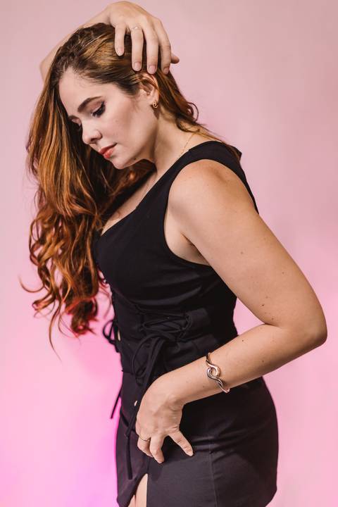 aniversariante-parada-de-lado-em-pose-mais-espontanea-mexendo-no-cabelo'