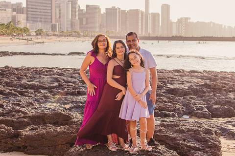Foto com a família em um ensaio de 15 anos em Fortaleza na praia de  Iracema'