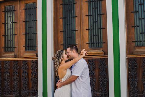 casal sendo fotografado em fortaleza pelo fotógrafo claudiêr oliveira'