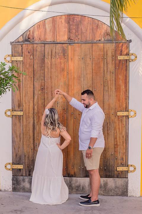 Depois do “sim” oficial, o casal viveu um ensaio cheio de luz, cor e amor na Ponte dos Ingleses.'