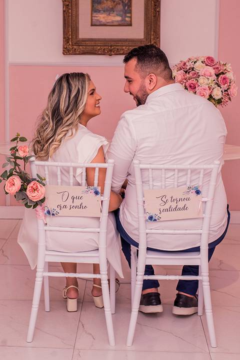 A formalidade do casamento civil ganhou poesia nas fotos feitas na Ponte dos Ingleses, com a luz mais linda de Fortaleza.'