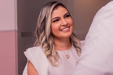 Casamento civil leve, moderno e finalizado com um ensaio romântico na icônica Ponte dos Ingleses.'