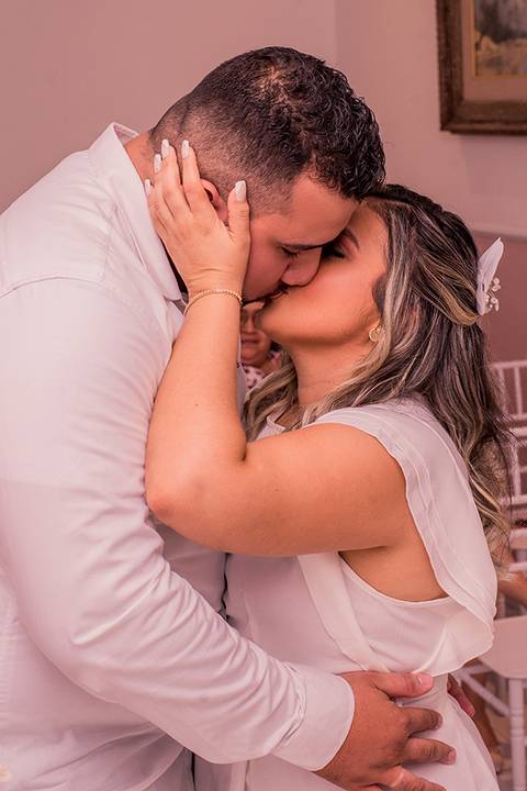 A celebração no cartório do Mucuripe continuou com um ensaio repleto de amor e espontaneidade na Ponte dos Ingleses.'