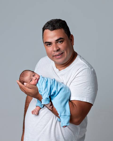 Ensaio Newborn Natal. Foto de recém-nascido com o pai.'