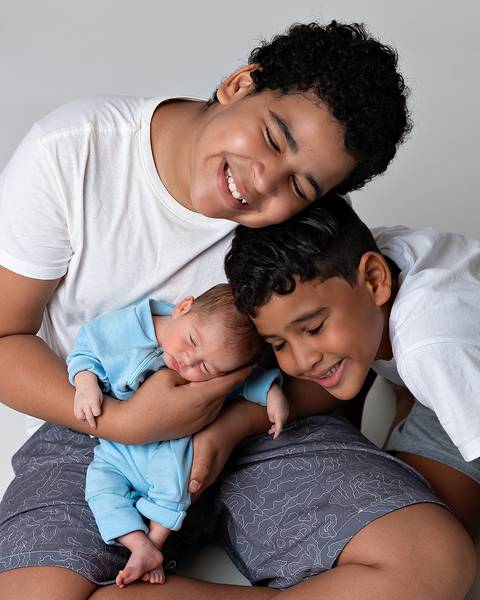 Ensaio de recém-nascido em Natal. Foto de bebê com os irmãos mais velhos.'