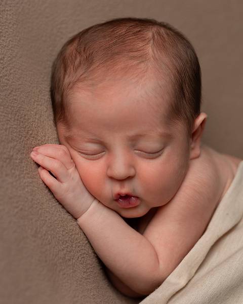 Ensaio de Recém-nascido. Bebê dormindo em ensaio Newborn no Estúdio Amoradia Foto.'