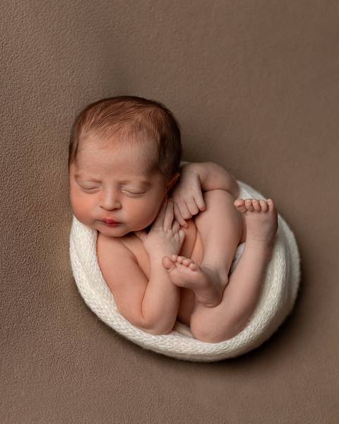Ensaio de Recém-nascido. Bebê dormindo em ensaio Newborn no Estúdio Amoradia Foto.'