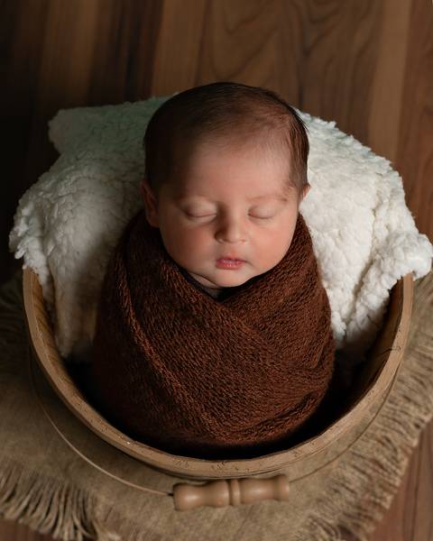 Ensaio de Recém-nascido. Bebê dormindo em baldinho em ensaio Newborn no Estúdio Amoradia Foto.'