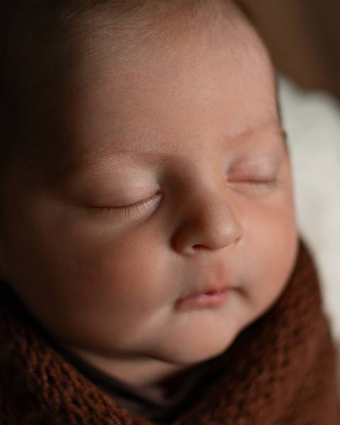 Ensaio de Recém-nascido. Bebê dormindo em baldinho em ensaio Newborn no Estúdio Amoradia Foto.'