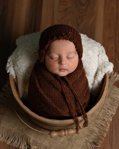 Ensaio de Recém-nascido. Bebê dormindo em baldinho em ensaio Newborn no Estúdio Amoradia Foto.'