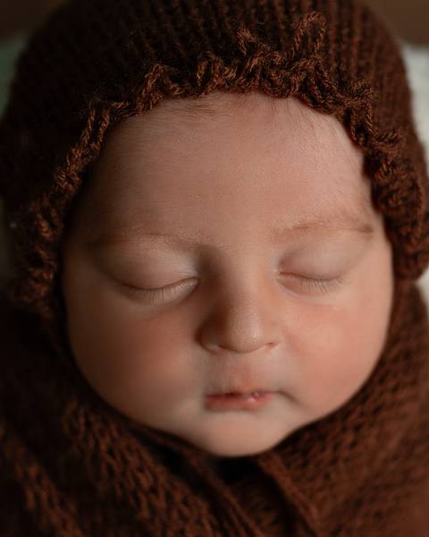 Ensaio de Recém-nascido. Bebê dormindo em baldinho em ensaio Newborn no Estúdio Amoradia Foto.'