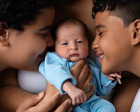 Ensaio de recém-nascido em Natal. Foto de bebê com os irmãos mais velhos.'