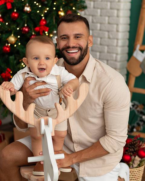 Pai com bebê em ensaio de Natal no Estúdio Amoradia Foto.'