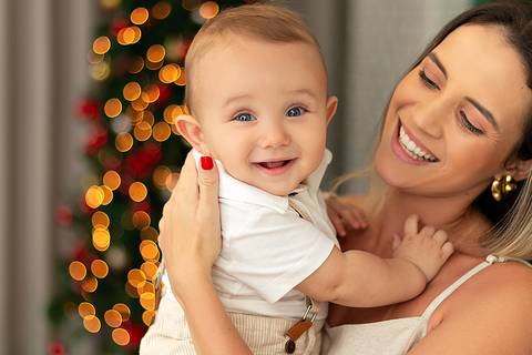 Mãe com bebê em ensaio de Natal no Estúdio Amoradia Foto.'