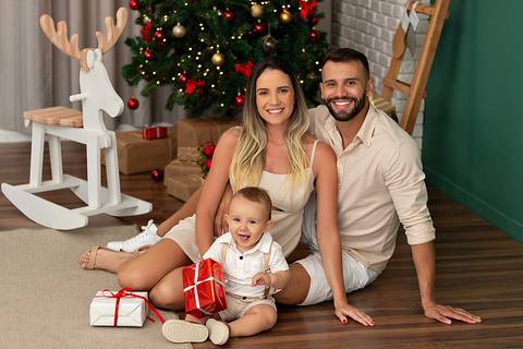 Pais com bebê em ensaio de Natal no Estúdio Amoradia Foto.'